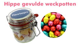 Weckpotten gevuld met paaseitjes