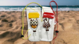 Chocolade lolly in telefoon hoes handig voor op het strand