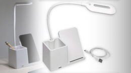 Bureaulamp en laadstation met logo