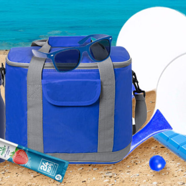 Blauwe branding zomer strandpakket. met koeltas, zonnerbil, tennis set, waterfles en frozen Karvan Cevitan ijsje in blauwe kleur