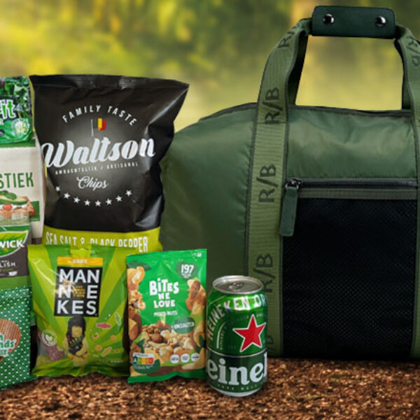 Zomerpakket in een groene RPET-reistas, gevuld met snacks en drank 