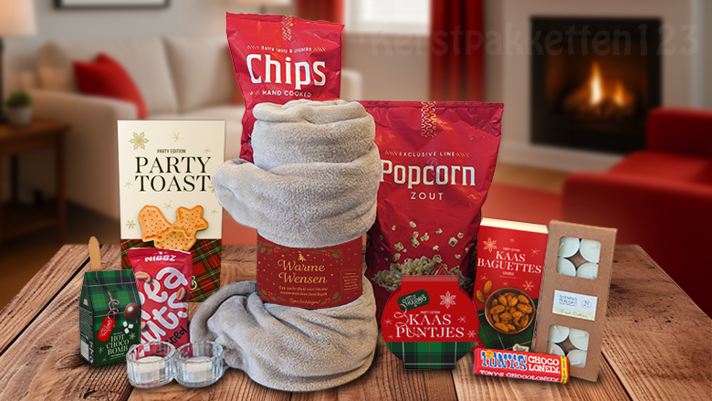 Een sfeervol rood kerstpakket met fleece plaid, hartige en zoete snacks, perfect voor een ontspannen winteravond.