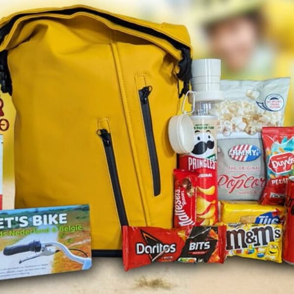 Een fris en sportief kerstpakket met gele fietsrugzak, Let’s Bike gids, verfrissende mocktails en populaire snacks voor onderweg.