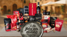 Luxe Italiaans kerstpakket met pizzabord, saus, vleeswaren, toast en rode wijn – voor een feestelijk diner met een mediterraan tintje. 