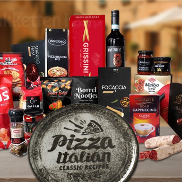 Luxe Italiaans kerstpakket met pizzabord, saus, vleeswaren, toast en rode wijn – voor een feestelijk diner met een mediterraan tintje. 