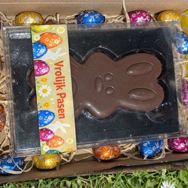 Zakelijk Paasgeschenk dat door de brievenbus past, met chocolade Paashaas en personaliseerbare wikkel.