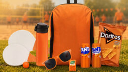 Sportief oranje zomerpakket met praktische items, snacks en zomerse uitstraling.