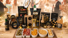 feestelijk zwart-goud kerstpakket vol tapas, party snacks en gezelligheid.