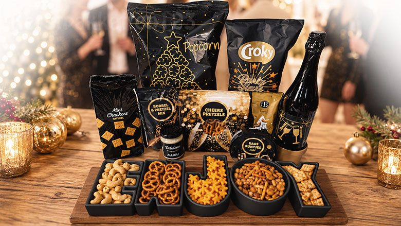 Een feestelijk kerstpakket met stijlvolle serveerset en heerlijke borrelproducten om samen te genieten.