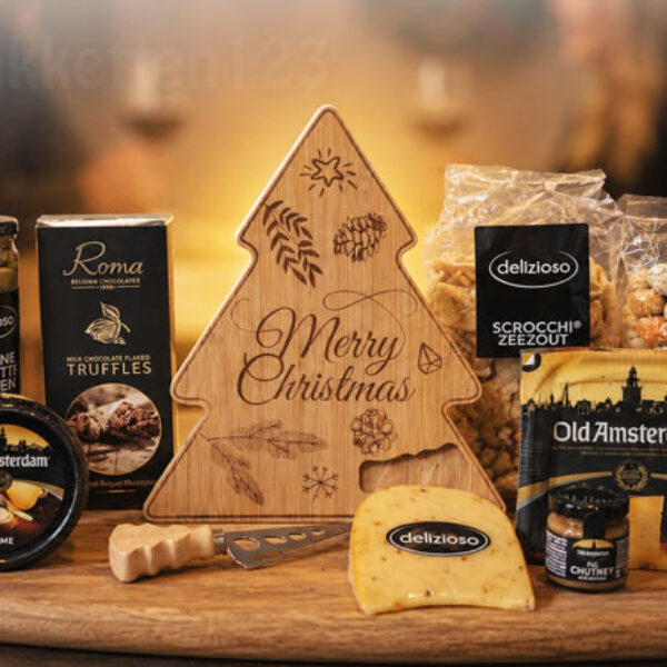 Een sfeervol kerstpakket met luxe kaasplank, Old Amsterdam en heerlijke borrelproducten.