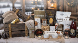 Een rijk gevuld landelijk kerstpakket met exclusief houten Happz kistje, warme woonaccessoires en luxe delicatessen.