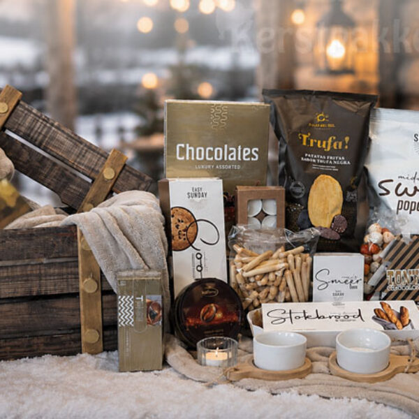 Een rijk gevuld landelijk kerstpakket met exclusief houten Happz kistje, warme woonaccessoires en luxe delicatessen.