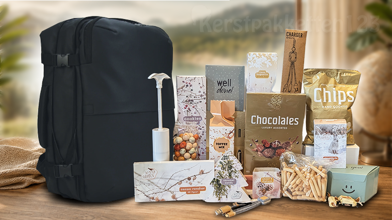 Een duurzaam kerstpakket voor onderweg met luxe underseater, oplaadkabel en lekkernijen.